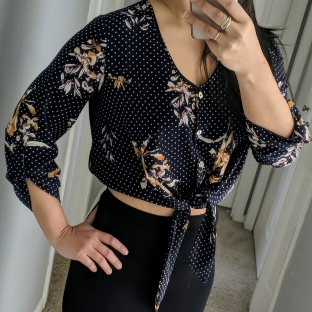 3/$15đCrop Tie-Front Blouse - Size M - Picture 1 of 8